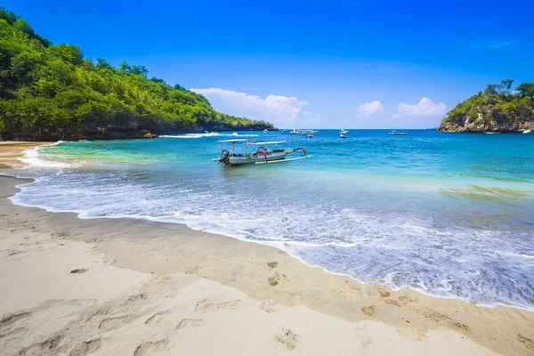 Costa tropicale dell'isola di Nusa Penida . — Foto Stock