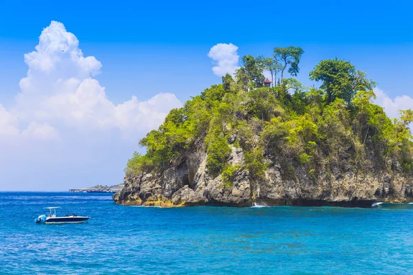 Nusa Penida Adası'nın tropikal kıyı şeridi. — Stok fotoğraf