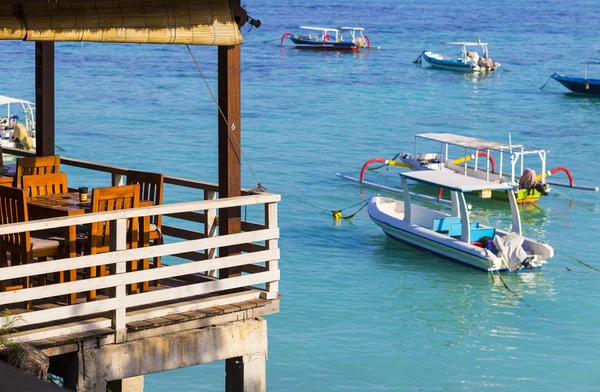 Costa tropicale dell'isola di Nusa Penida . — Foto Stock