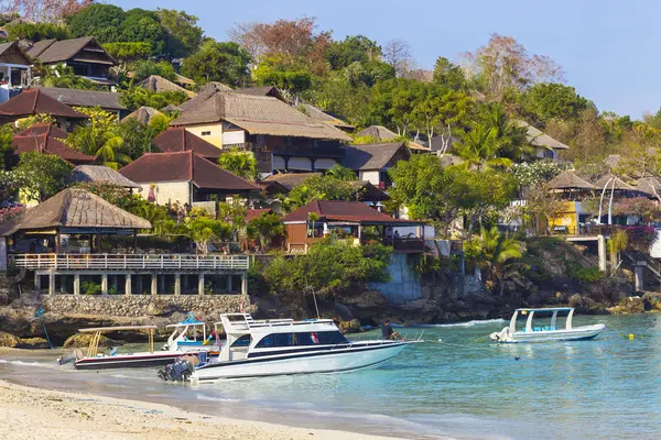 Nusa Penida Adası'nın tropikal kıyı şeridi. — Stok fotoğraf