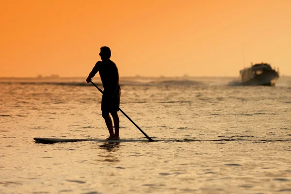 Pôr do sol cena de barco de pescador — Fotografia de Stock