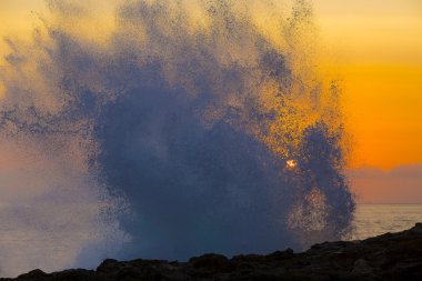 Günbatımı zaman dalga okyanus.