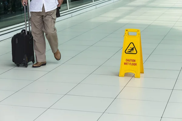 Żółty znak ostrzegawczy dotyczący mokrej podłogi. — Zdjęcie stockowe