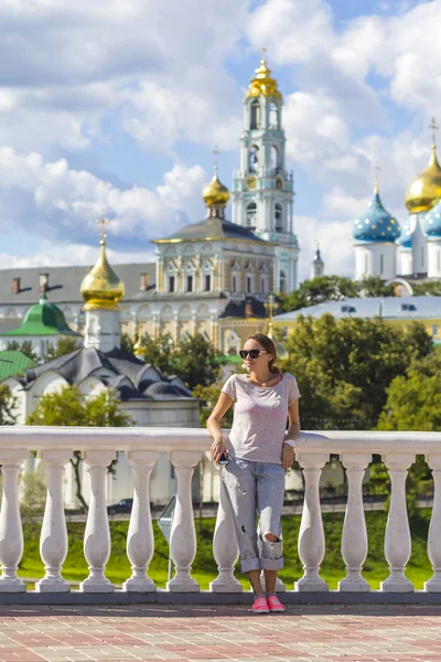 Young Woman in Sunglasses with Trinity Sergius Lavra in Sergiev — Stock Photo, Image