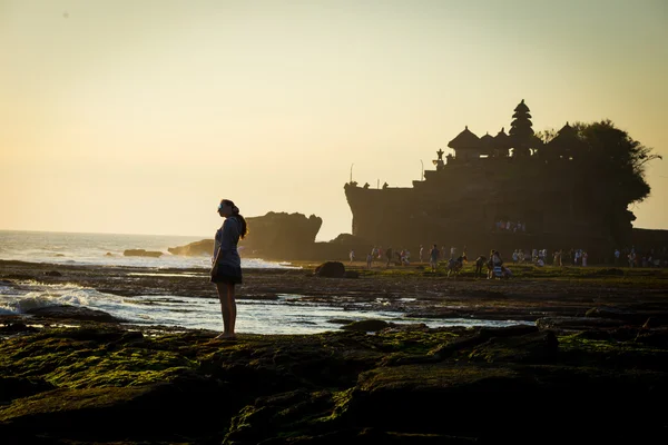 Genç kadın okyanus cpastline Hindu tapınağı Pura Tanah Lot ile — Stok fotoğraf