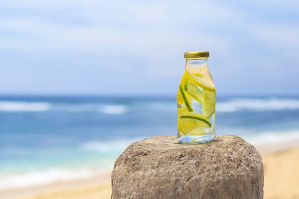 Botella de agua dulce con pepino — Foto de Stock