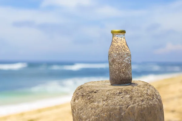 Chia em água de coco fresca — Fotografia de Stock