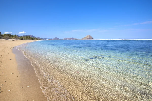 Tropická pláž, Sumbawa, Indonésie. — Stock fotografie