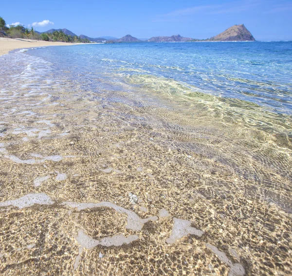 Playa tropical, Sumbawa, Indonesia . — Foto de Stock