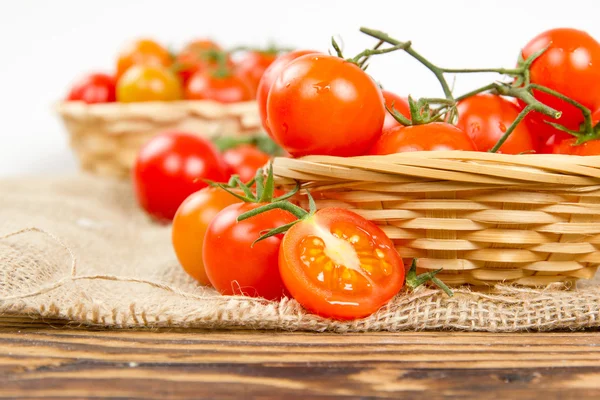 Cesta de tomate cherry —  Fotos de Stock