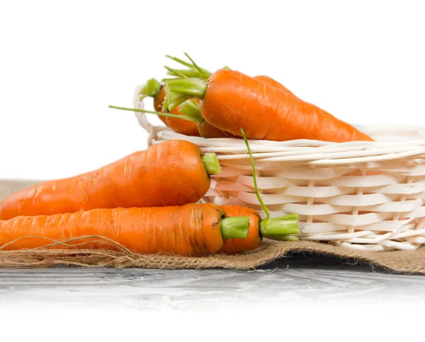 Морковь в корзине — стоковое фото