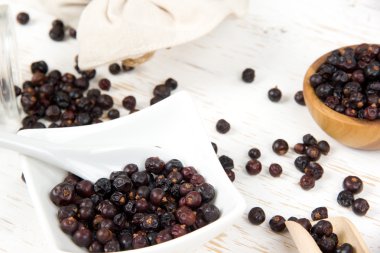 Ardıç tohumu yığınları