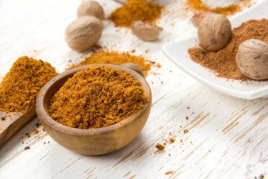 Küçük Hindistan cevizi baharat kümeler