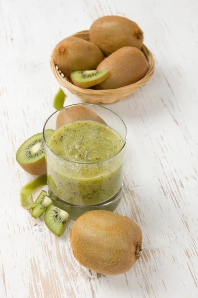 Kiwi mit Getränk — Stockfoto