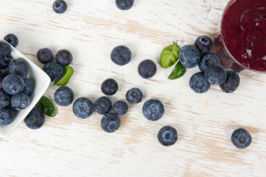 Yaban mersini içki ile