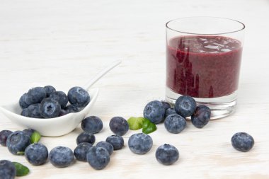 Yaban mersini içki ile