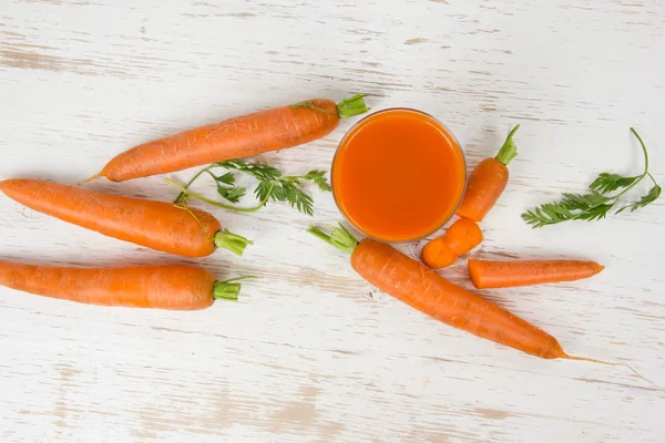 Морковь с напитком — стоковое фото