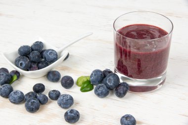 Yaban mersini içki ile