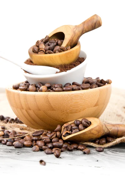 Cuencos con granos de café — Foto de Stock