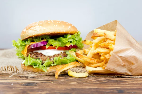 Hamburger s hranolky — Stock fotografie