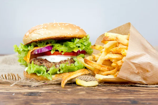 hamburger, patates kızartması ile