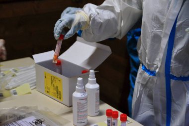 Nocera Inferiore, Salerno, İtalya - Kasım 09.2020: Doktorlar Covid-19 'da pozitif çıkanları keşfetmek için bir örnek aldılar . 