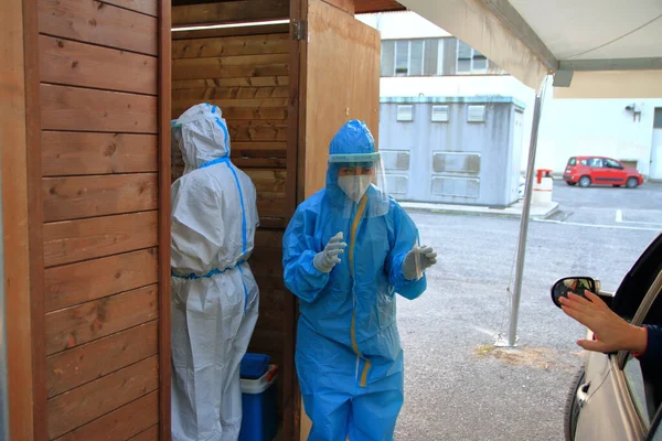 Nocera Inferiore, Salerno, İtalya - Kasım 09.2020: Doktorlar Covid-19 'daki pozitif çıkıntıları keşfetmek için bir örnek aldılar. Örnekleme açık hava modunda gerçekleştiriliyor .