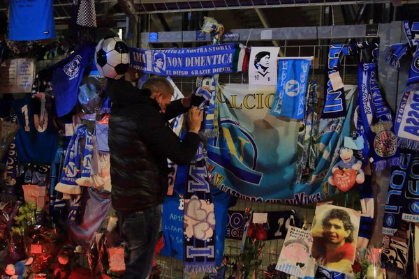Napoli, İtalya - 28 Kasım 2020: Ünlü futbolcunun ölümünden sonraki günlerde bir taraftar, San Paolo Stadyumu 'nun kapılarına Diego Armando Maradona' nın anısına bir Napoli eşarbı koydu..