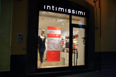 Nocera Inferiore, Salerno, İtalya - 12 Ocak 2021: Kış Satışı 'nın ikinci günü. Satış başladıktan sonraki ilk iki gün içinde çok az müşteri ve küçük işletme oldu. İnsanlar mağazanın önünde ellerinde kıyafetlerle dolaşıyorlar..