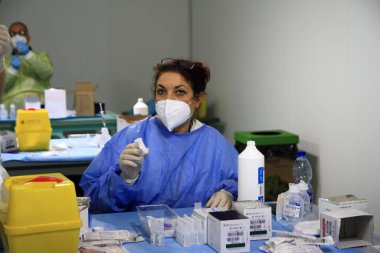 Napoli, İtalya - 09 Ocak 2021: Yerel Sağlık Şirketi 1 Napoli Merkezi, Covid-19 'a karşı bir Aşı Merkezi kurdu..