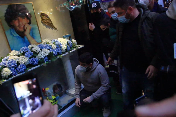 Napoli, İtalya - 06 Şubat 2021: Maradona 'nın oğlu Quartieri Spagnoli, Diego Junior, Pibe de Oro anısına Şapel' in sunumunda. .