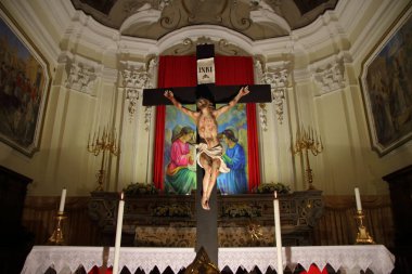 Pagani, Salerno, İtalya - 22 Nisan 2021: İsa 'nın tutkusu ve ölümü anısına İsa' nın Cemaati Kilisesi 'nin yüksek mihrabında sergilenen haç.