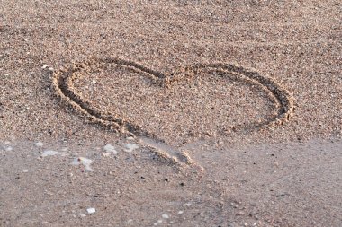 Seni seviyorum. Kumun üzerinde yazıp, suyla sürüklenmeni seviyorum. 