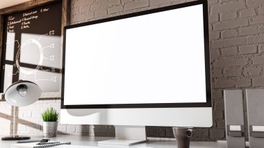 Endüstriyel çatı katında içi boş ekranı olan bir bilgisayar.