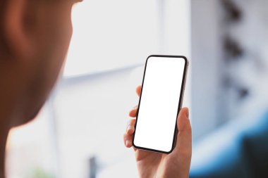 Ev içinde akıllı telefon çerçevesiz boş ekran kullanan bir adam