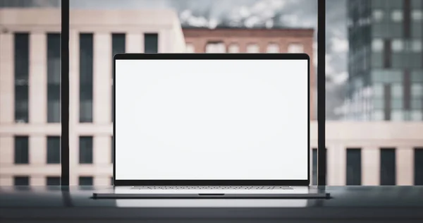 産業オフィスロフトインテリアのテーブルの上にフレームのない空白の画面のモックアップテンプレートを持つノートパソコン — ストック写真
