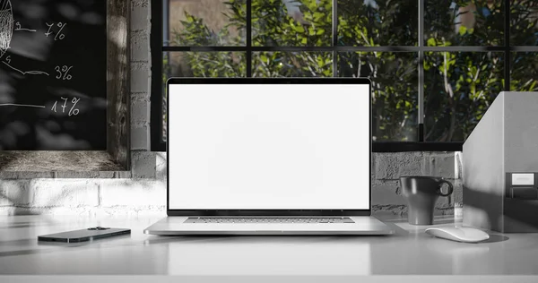 Laptop Com Tela Branco Mesa Escritório Janela Com Árvores Fundo — Fotografia de Stock