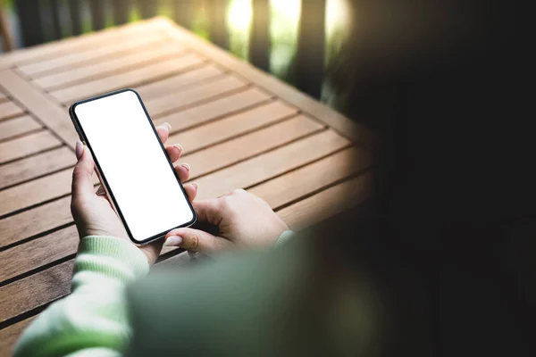 Fille Tenant Smartphone Avec Écran Blanc Sur Fond Une Table — Photo