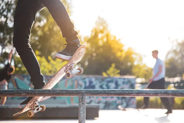 Skater Robi Zjeżdżalnia Szynie Skateparku Słoneczny Dzień — Zdjęcie stockowe