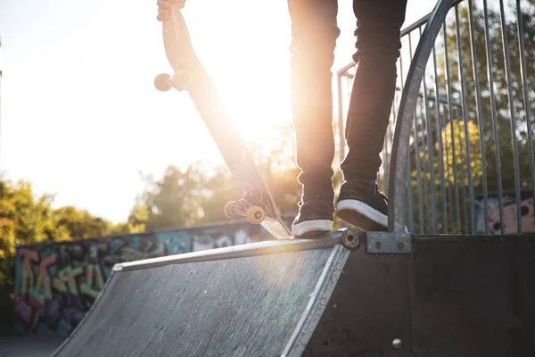 Skater Steht Bei Sonnigem Wetter Auf Einer Rampe Skatepark — Stockfoto