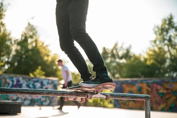 Skater Robi Zjeżdżalnia Szynie Skateparku Słoneczny Dzień — Zdjęcie stockowe