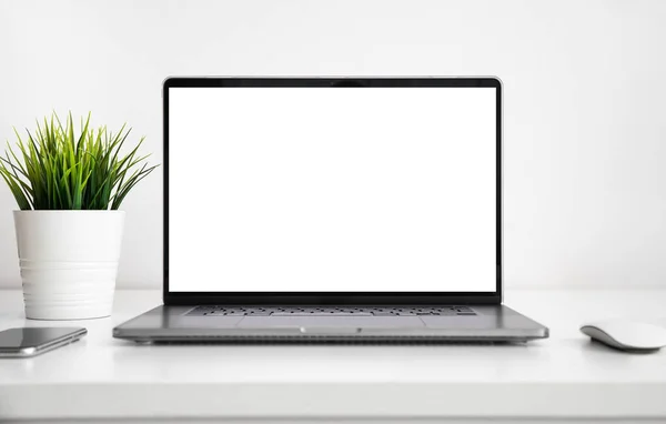 带有空白屏幕的笔记本电脑 白色木制桌子上有鼠标 智能手机和草花 — 图库照片
