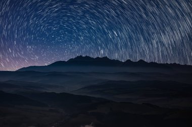 Geceleri Tatra Dağları 'nın panoraması güzel yıldızlı gökyüzü - uzun yıldız izleri