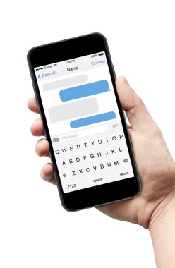 Sms sohbet etmek ile belgili tanımlık smartphone bir ekranda tutan adam el