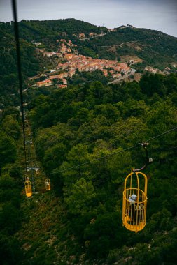 Arka planda güzel bir köy olan yemyeşil tepelerin üzerinde gezintiler. Elba İtalya