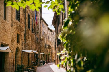 Kırsal binaları, açık kafeleri ve yeşil yapraklı yaprakları olan ortaçağ İtalyan caddeleri sakin bir atmosfer yaratıyor. İtalya Toskana