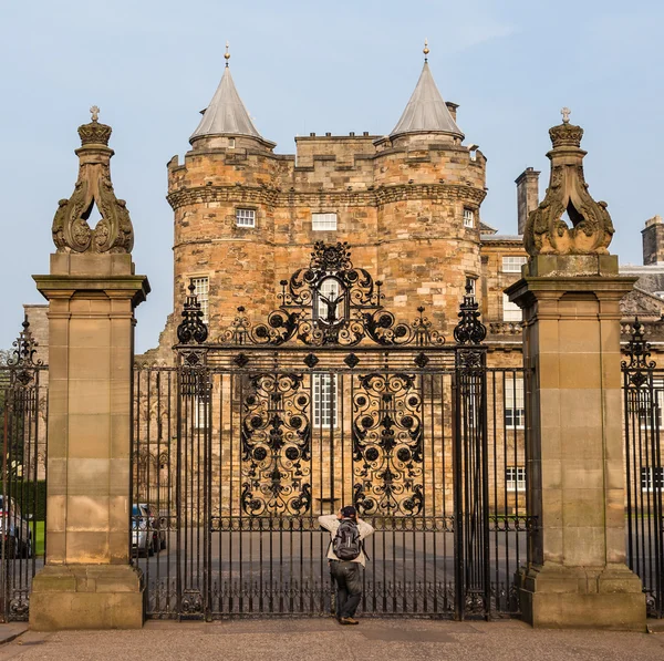 Entrance gates to the Palace of Holyroodhouse in Edinburgh, Scot — Stock Photo, Image