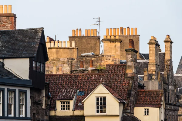 Skorstenen stackar och tak i Edinburgh gamla stan, Skottland — Stockfoto