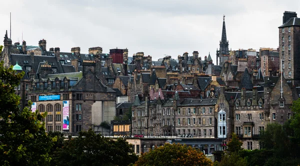 Orman baca yığınlar ve Edinburgh'ün tarihi kent, Scot çatılar — Stok fotoğraf