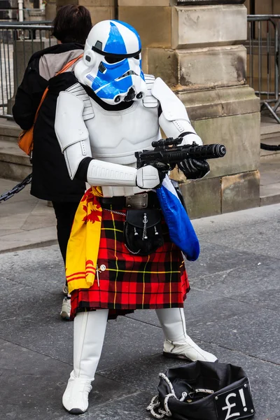 Sokak sanatçı kilted bir yıldız savaşları stormtrooper kılığında